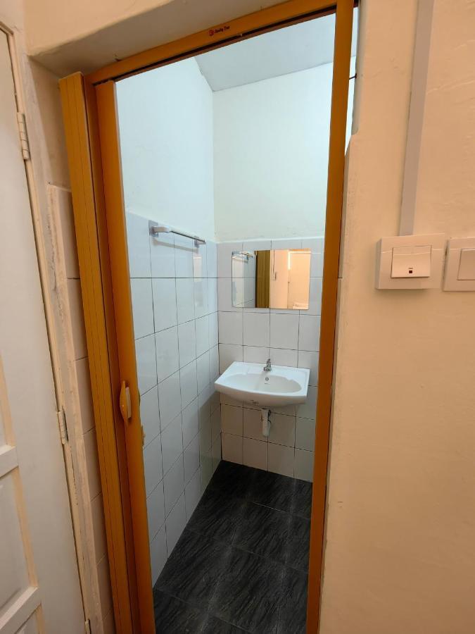 Ww Hostel 22A Private Shower George Town Bagian luar foto