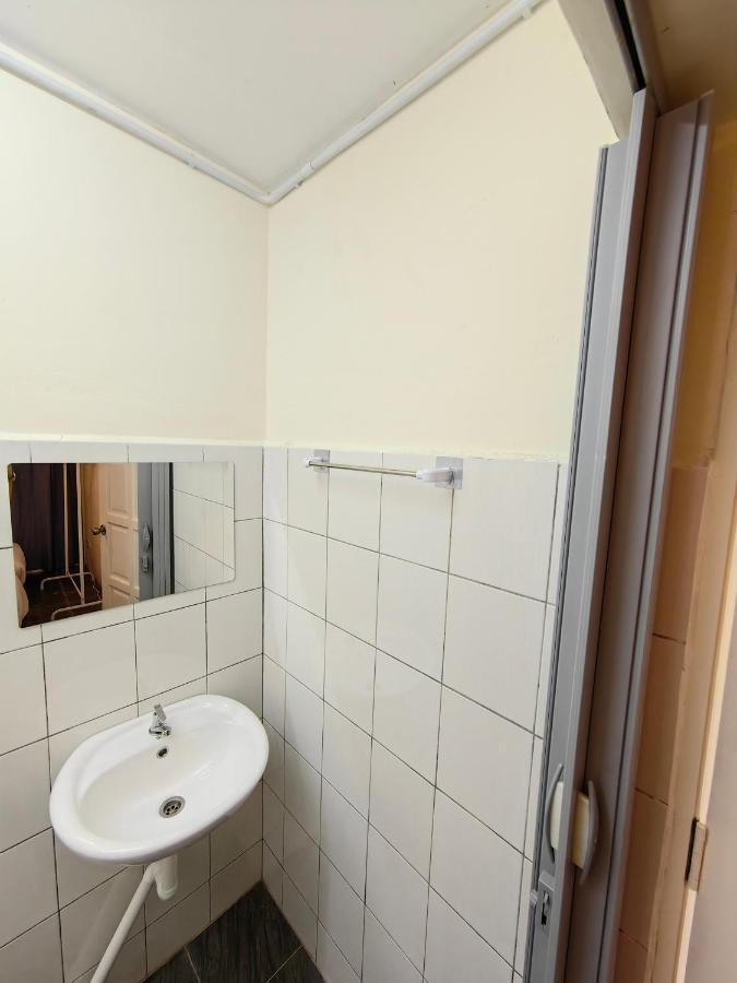 Ww Hostel 22A Private Shower George Town Bagian luar foto